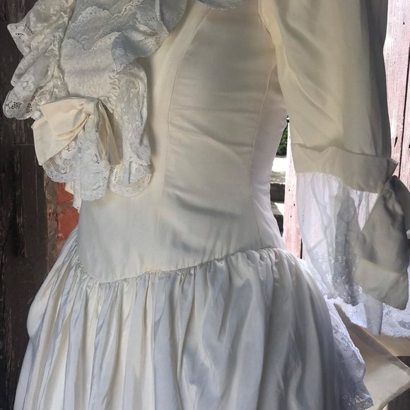 Amazing 80s silk wedding dress . Victorian style . - Picture 2 of 9